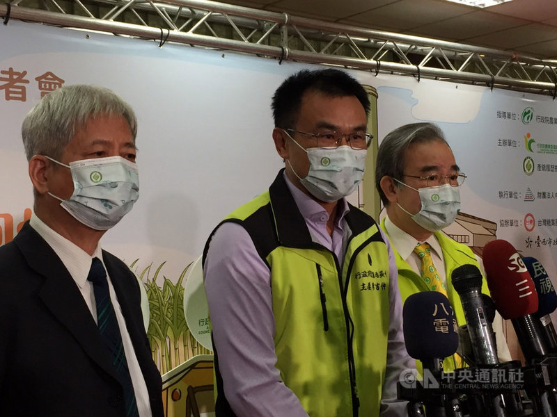 對於國民黨主席朱立倫日前指出,歐盟在內的160多個國家都全面禁止萊劑,農委會主委陳吉仲(中)22日受訪時說,160國是指國內生產禁止使用,不代表進口不能使用。中央社記者楊淑閔攝 110年11月22日
