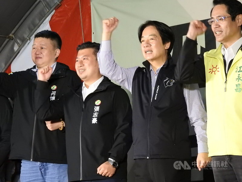 副總統賴清德(右2)22日晚間到新北市參加「四個不同意,台灣更有力」公投宣講活動,他表示,4項公投結果牽涉環境安全、能源安全、民主安全及經濟安全,進而牽涉台灣的國家安全,呼籲大家投不同意票,共同守護台灣。中央社記者王鴻國攝 110年11月22日
