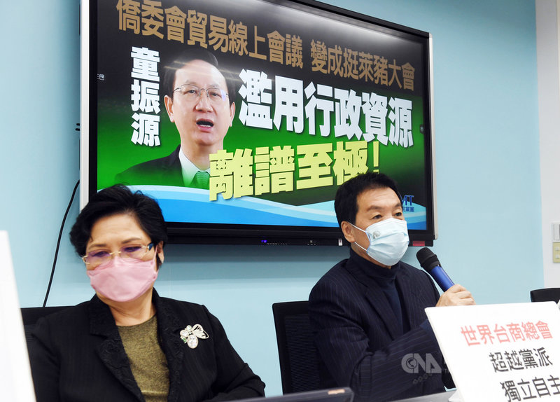 國民黨立法院黨團總召費鴻泰(右)、立委溫玉霞(左)等人22日舉行記者會指出,僑委會委員長童振源與世界台商會長開視訊會議,將議題導向「台商擔心如果公投通過,將會對台美貿易產生重大影響」,違反行政中立。中央社記者施宗暉攝 110年11月22日