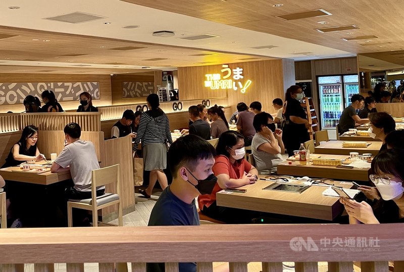 新加坡疫情穩定,22日起鬆綁部分防疫措施,已完整接種疫苗者最多可5人一組到餐廳內用。圖為當地一家商場內的餐廳用餐人潮。中央社記者侯姿瑩新加坡攝 110年11月22日