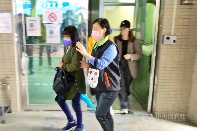 桃園市龜山區超商店員蔡姓男子疑因規勸戴口罩遭犯嫌蔣姓男子刺死,檢方22日解剖遺體,確切死因須待鑑定報告出爐。家屬步出相驗解剖室不發一語。中央社記者吳睿騏桃園攝 110年11月22日