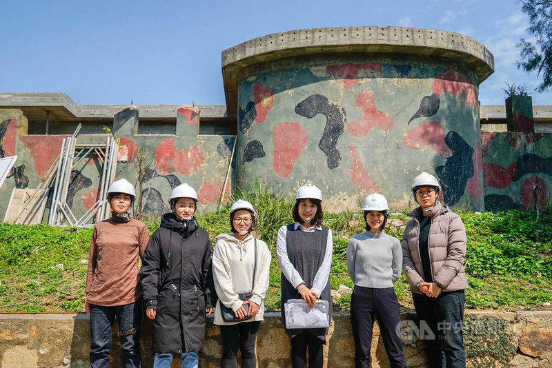 馬祖梅石特約茶室開幕,工作團隊展現高度女性比例,透過女力的思維介入改變空間意涵,改寫曾是戰地侍應生的女性形象,力圖翻轉性別意義。中央社記者邱筠攝 110年11月22日