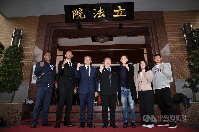 中職會長、立法院副院長蔡其昌(左3)、中華奧會主席林鴻道(中)22日率領P.LEAGUE+聯盟執行長陳建州(左2)、T1聯盟會長錢薇娟(右3)、舉重國手郭婞淳(右2)、富邦悍將顧問陳金鋒(左)、射箭國手湯智鈞(右)到立法院拜會各黨團,希望立法院能盡速通過運動產業發展條例增訂第26條之2條文草案。中央社記者王飛華攝 110年11月22日