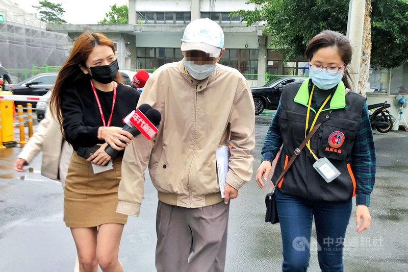 桃園市龜山區超商店員蔡姓男子疑因規勸戴口罩遭犯嫌蔣姓男子刺死,蔡男父親(中)22日難過表示,後續就讓檢察官去辦案,還家屬公道。中央社記者吳睿騏桃園攝 110年11月22日