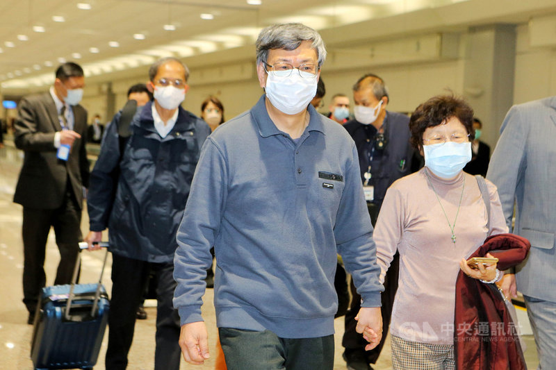 前副總統陳建仁(前左)應邀出席立陶宛民主論壇,並訪問波蘭參加奧斯威辛國家博物紀念館共同揭牌儀式,結束行程後搭機返台,22日晚間抵達桃園機場,陳建仁步出空橋,熱情與記者打招呼,一路上也緊緊牽著夫人的手。中央社記者吳睿騏桃園機場攝 110年11月22日