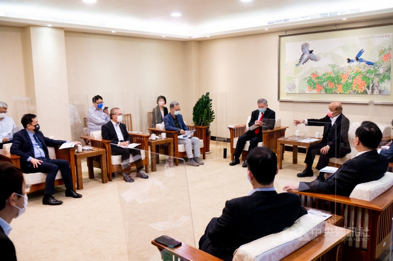 行政院長蘇貞昌(後右)22日上午8時召開擴大防疫會議,針對國內外疫情、疫苗施打情形以及春節返鄉專案整備情形等議題進行討論。(行政院提供)中央社記者陳俊華傳真 110年11月22日