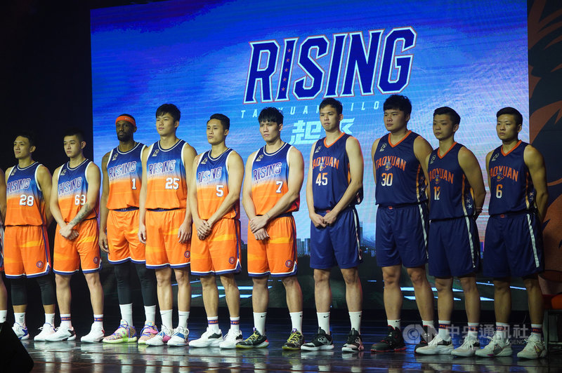 P. LEAGUE+桃園領航猿籃球隊22日在台北舉行開季記者會，球員穿上新球衣亮相。中央社記者徐肇昌攝  110年11月22日