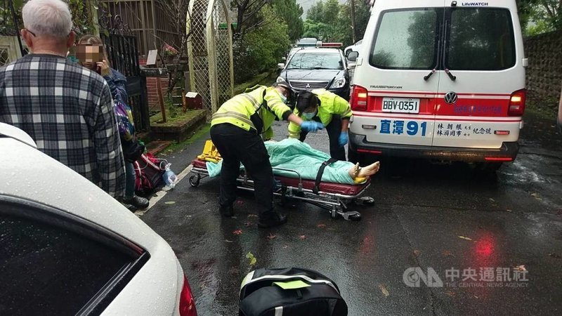 新北市新店區22日發生槍擊命案,警消人員獲報45歲何姓男子疑中風跌落樓梯,到場卻發現何姓男子脖子左側有2處槍傷,送醫搶救無效。目前鎖定一輛銀色自小客車涉重嫌,警方持續追查中。(民眾提供)中央社記者沈佩瑤傳真 110年11月22日