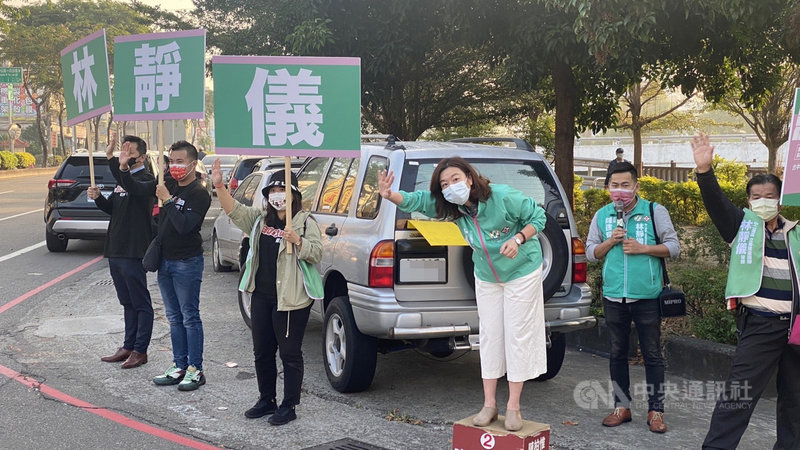 民進黨台中立委補選參選人林靜儀(右3)22日一早在烏日區中山路、光德路口拜票,爭取支持。(民眾提供)中央社記者趙麗妍傳真 110年11月22日