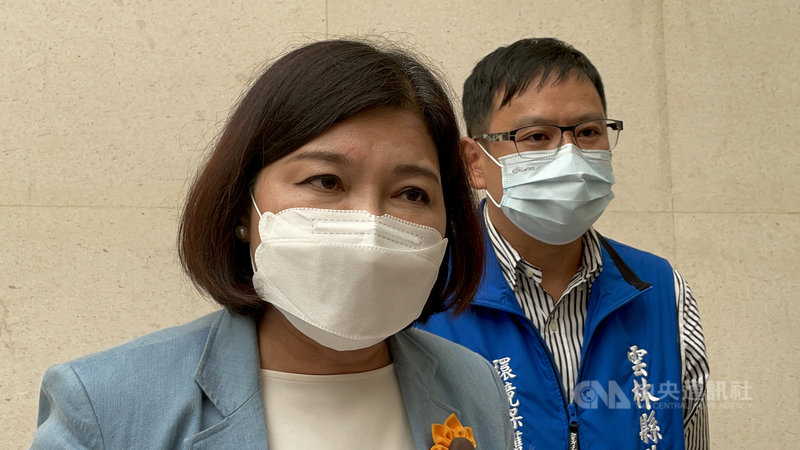 民進黨雲林縣議會黨團22日指出,林內焚化爐轉型是包裹糖衣的毒藥,堅決反對啟用。雲林縣長張麗善(左)表示,配合國家政策、聯合國永續經營等,規劃將焚化廠轉型為生質綠能園區,請勿惡意扭曲,回歸理性討論。中央社記者姜宜菁攝 110年11月22日