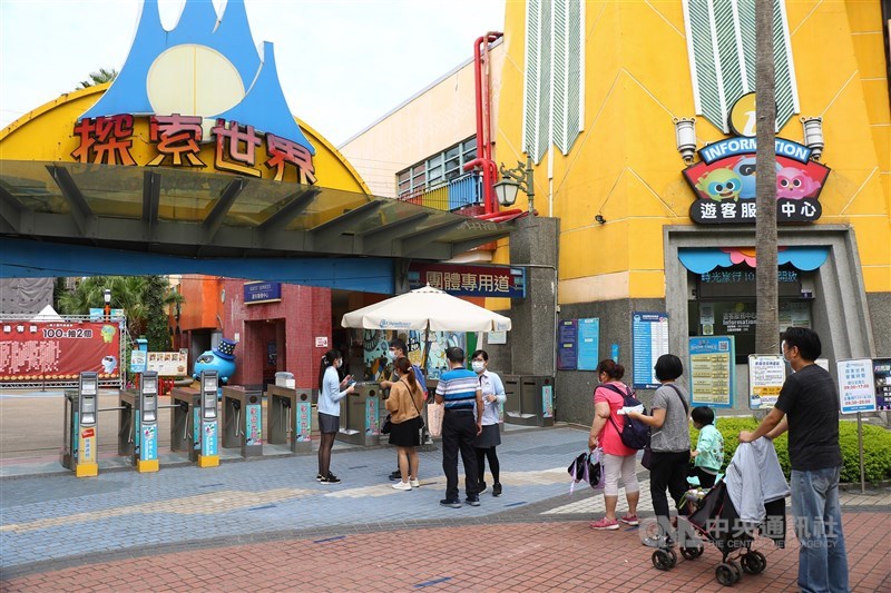 麗寶樂園探索世界電子看板,疑似遭駭客入侵,21日下午5時30分,看板出現不雅片的片段。(中央社檔案照片)