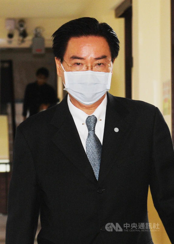 外交部長吳釗燮(圖)22日赴立法院外交及國防委員會列席備詢,會前受訪表示,大家都能看見立陶宛正對抗中國威權擴張,也佩服其道德勇氣,中國將兩國關係降級的作法霸道且蠻橫。中央社記者施宗暉攝 110年11月22日