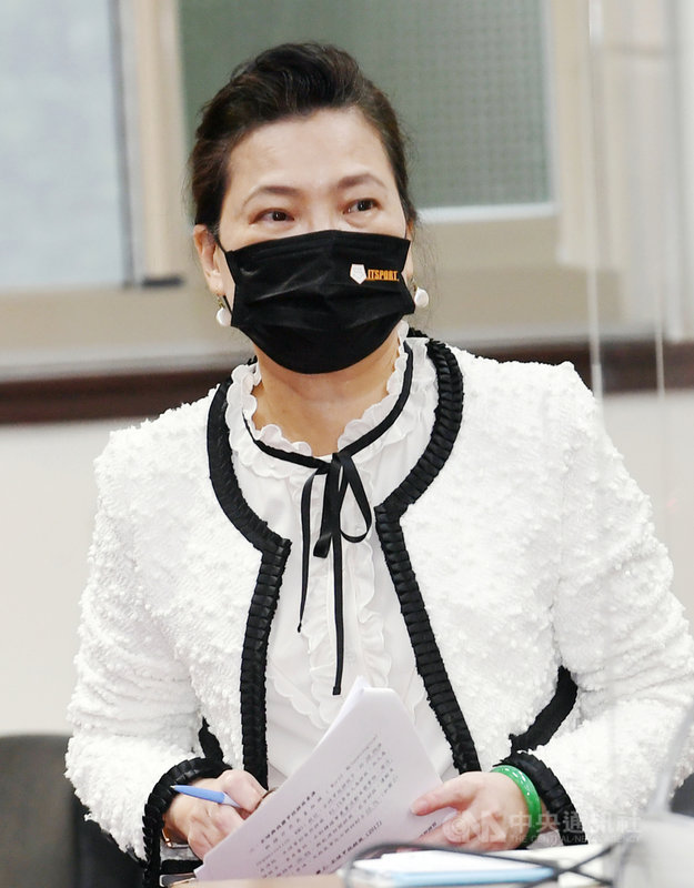 經濟部長王美花(圖)22日在立法院備詢,對重啟核四公投領銜人黃士修日前在社群網站公布「核四重啟初步規劃書」一事表示,這份規劃書不是台電的文件,而她看過內容後,發現有矛盾。中央社記者施宗暉攝 110年11月22日