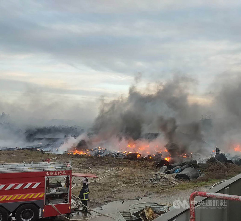 彰化縣彰濱工業區一塊堆有廢輪胎的空地22日起火,濃濃黑煙直竄天際,彰化縣環保局後續將依據消防局火場鑑定報告,釐清是否有人為疏失,可處新台幣10萬元至500萬元罰鍰。(彰化縣消防局提供)中央社記者蕭博陽彰化傳真 110年11月22日