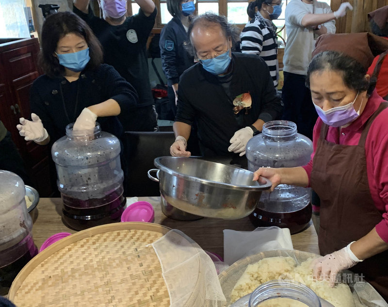 馬祖鐵板村透過社區凝聚力持續傳承老酒技藝,「家釀」活動由鐵板社區的婦女分組傳授釀老酒技術,從馬祖水質的釀酒特性到蒸米飯、入甕拌合的過程,傾囊相授釀酒秘訣,帶領參與者了解馬祖釀酒歷史。中央社記者邱筠攝 110年11月22日