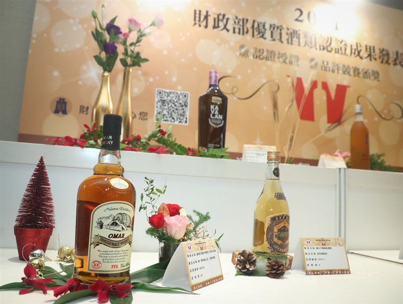 2021财政部优质酒类认证成果发表会23日在台北举行，现场展示多款国产优质酒品。中央社记者王腾毅摄 110年11月23日
