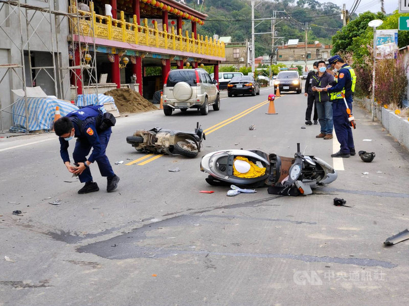 苗栗縣頭屋鄉23日清晨發生一起死亡車禍,90歲何姓老翁騎乘機車到住家附近土地公廟拜拜,返回途中與另一部機車發生碰撞,送醫急救仍宣告不治。中央社記者管瑞平攝 110年11月23日