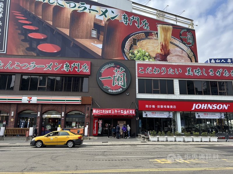 日本一蘭拉麵2號店落腳台中,將於24日上午10時開幕,由於前3名來店禮可獲限量拉麵碗,23日已有粉絲前往排隊。中央社記者郝雪卿攝 110年11月23日