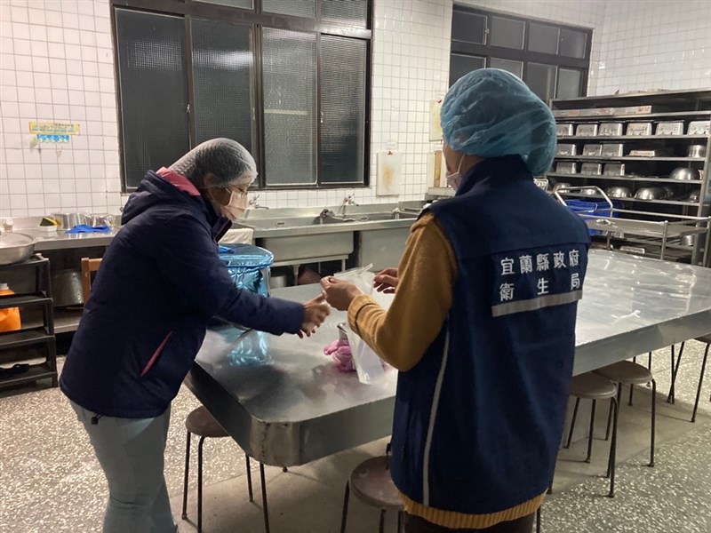 宜蘭縣11月發生多名學生身體不適送醫,縣府8日表示,經比對共同原因是營養午餐引起,已與廠商終止合約並送法辦。圖為衛生局獲報後派員前往採樣。(宜蘭縣政府提供)