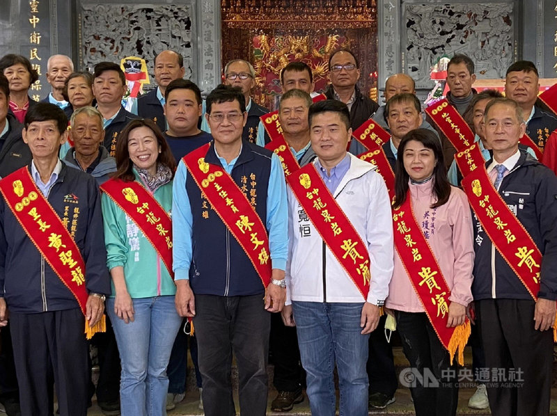 龍泉岩清水祖師廟23日上午舉辦法會活動,台中市第2選區立委補選參選人林靜儀(前左2)、顏寬恒(前右3)同框出席。中央社記者蘇木春攝 110年11月23日