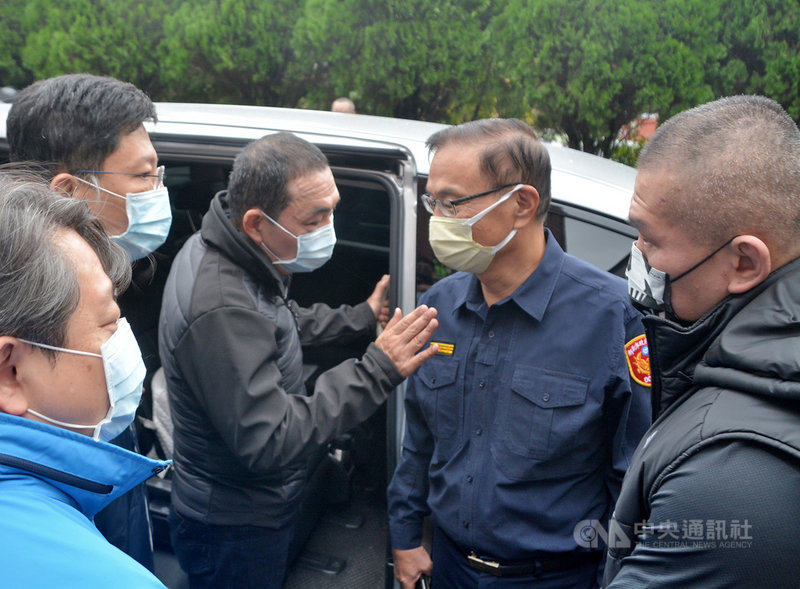 新北市長侯友宜(中左)23日出席新北市警局體訓中心成立活動,搭車離開前與市警局長黃宗仁(中右)交換意見。中央社記者黃旭昇新北市攝 110年11月23日