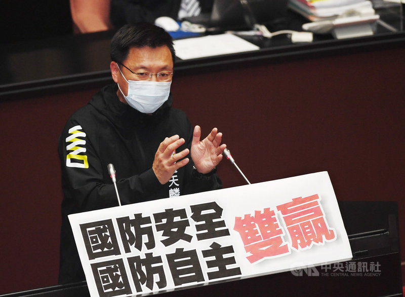 立法院會23日三讀通過海空戰力提升計畫採購特別條例,明定特別預算上限為新台幣2400億元;審議與表決中,民進黨立委趙天麟(圖)數度上台發言,捍衛執政黨立場。中央社記者施宗暉攝 110年11月23日