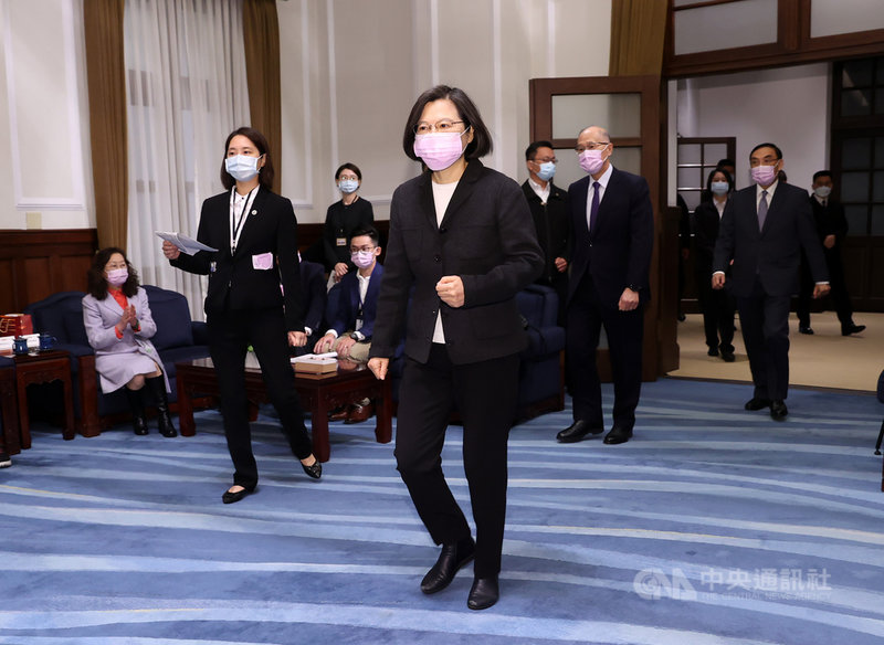 總統蔡英文(前中)23日上午在總統府秘書長李大維(後右2)、法務部長蔡清祥(後右1)陪同下,接見「110年度參與監所教化及保護事業有功人士及團體」。中央社記者鄭傑文攝 110年11月23日