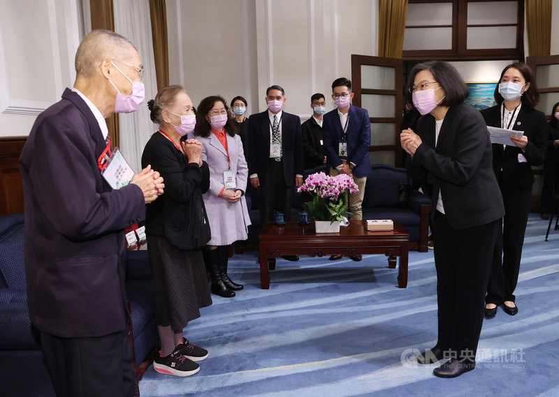 總統蔡英文(前右)23日在總統府接見110年度參與監所教化及保護事業有功人士及團體,感謝他們無私的奉獻。中央社記者鄭傑文攝 110年11月23日