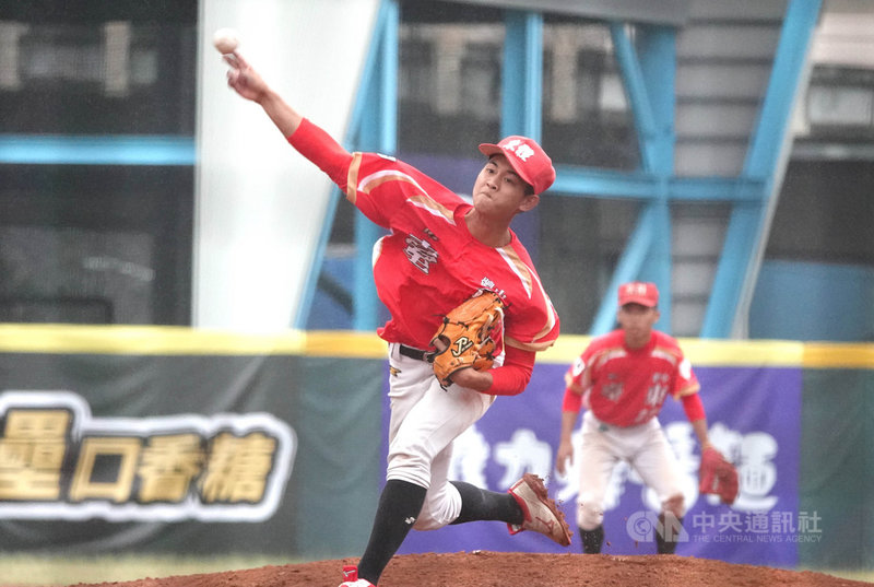 台東體中高一投手王宇翔(圖)黑豹旗23日後援搶勝、率隊晉級,受退役球星潘菘瑋調教、滑曲球進化,加上最快約145公里直球、未來性備受期待。中央社記者謝靜雯攝 110年11月23日