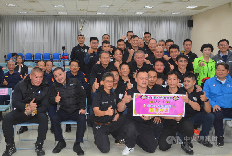 新北市政府警察局體訓中心23日揭牌成立,新北市長侯友宜(前左2)代表接受知名網紅「館長」陳之漢(前左)捐贈健身器材,眾人並合影留念。中央社記者黃旭昇新北攝 110年11月23日