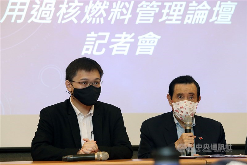 前總統馬英九(右)22日出席「用過核燃料管理論壇」時表示,核廢料的議題各方關注,也是反核人士攻擊的焦點,不斷被泛政治化,新北市、宜蘭縣地方首長就是不了解核廢處理過程,而反對重啟核四,令人遺憾。左為重啟核四公投領銜人黃士修。中央社記者郭日曉攝 110年11月22日