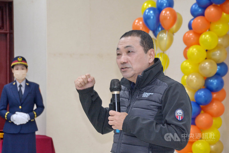 新北市長侯友宜(右)23日在體訓中心致詞說,警方偵辦重大刑案全力以赴,無論槍擊案或毒品,都不眠不休往前衝,近期多起案件警方無私維護治安令人感動。中央社記者黃旭昇新北攝 110年11月23日