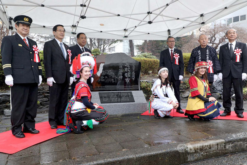為紀念與花蓮市締盟友好城市2週年,日本盛岡市特別打造紀念碑,22日舉行揭幕活動,還安排3名日本女孩穿著阿美族、太魯閣族以及撒奇萊雅族等台灣原民服飾參與。(花蓮市公所提供)中央社記者張祈傳真 110年11月23日
