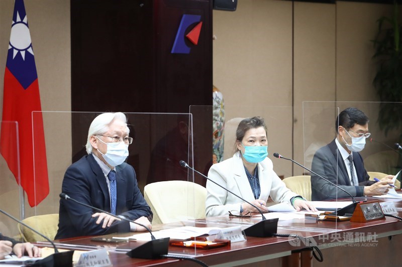 第2屆台美經濟繁榮夥伴對話(EPPD)23日圓滿落幕,經濟部於會後舉行記者會,由部長王美花(中)與科技部長吳政忠(左)、經濟部次長陳正祺(右)等人出席說明交流成果。中央社記者王騰毅攝 110年11月23日