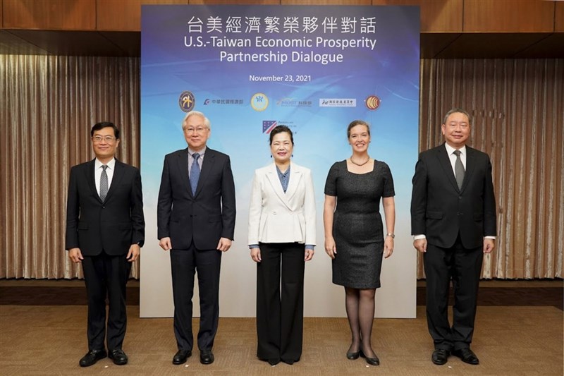 第2屆台美經濟繁榮夥伴對話(EPPD)於台北時間23日上午視訊舉行,圖中左起經濟部政務次長陳正祺、科技部長吳政忠、經濟部長王美花、美國在台協會台北辦事處長孫曉雅(Sandra Oudkirk)、外交部常務次長俞大㵢。(外交部提供) 中央社記者蘇思云傳真 110年11月23日