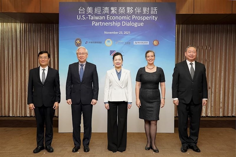經濟部政務次長陳正祺(左1)、科技部長吳政忠(左2)、經濟部長王美花(中)、美國在台協會處長孫曉雅(右2)、外交部常務次長俞大㵢(右1)23日在台北出席第2屆台美經濟繁榮夥伴對話。(外交部提供)中央社記者鍾佑貞傳真 110年11月23日