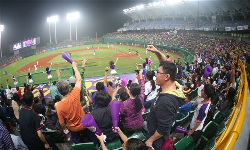 高雄市长陈其迈表示，欢迎中华职棒第6队落脚高雄。图为澄清湖球场。（中央社档案照片）