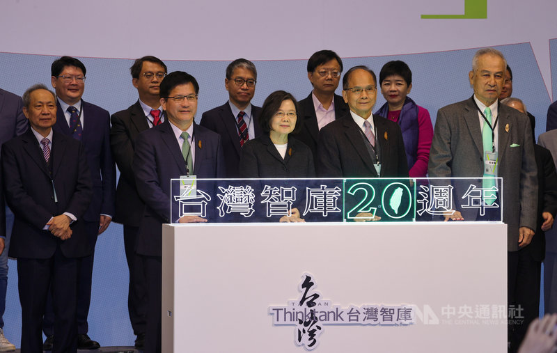 台灣智庫20週年論壇「2032國家新願景 跨世代對話」活動23日舉行,總統蔡英文(前右3)、立法院長游錫堃(前右2)、台灣智庫共同創辦人林佳龍(前右4)等人進行點燈儀式。中央社記者謝佳璋攝 110年11月23日