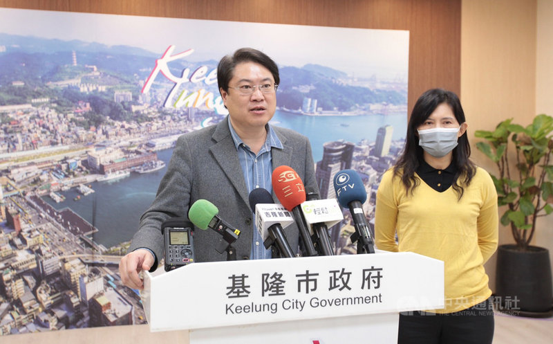 前總統馬英九22日指出,新北與宜蘭地方首長因不了解核廢料才反對重啟核四,並提及有山洞解決核廢問題。基隆市長林右昌(左)23日在市務會議後記者會,接受媒體訪問時指出,馬英九執政任內,國民黨沒有處理半桶核廢料,現在核廢料都還堆在幾個核電廠裡面。中央社記者王朝鈺攝 110年11月23日