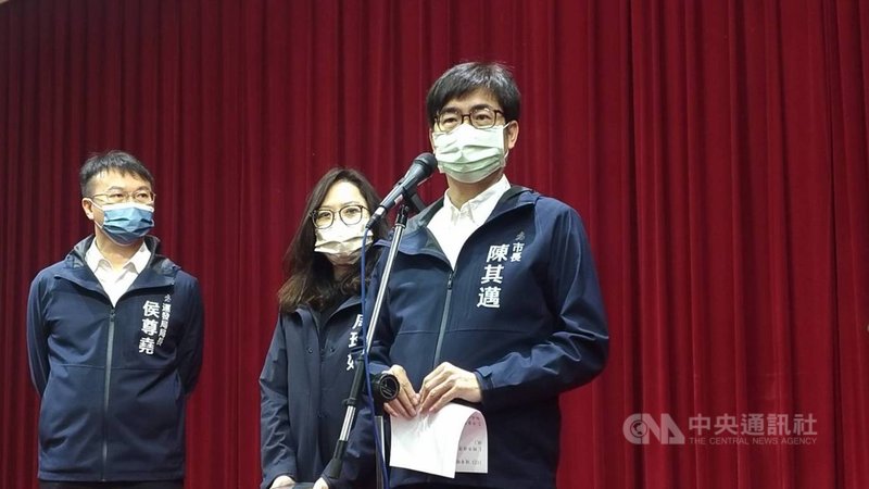 高雄跨年旅宿一房難求、價格飆升,市長陳其邁(右)23日上午在議會接受媒體聯訪時表示,將強力稽查住宿房價,若涉違法,會嚴辦速辦。中央社記者蔡孟妤攝 110年11月23日