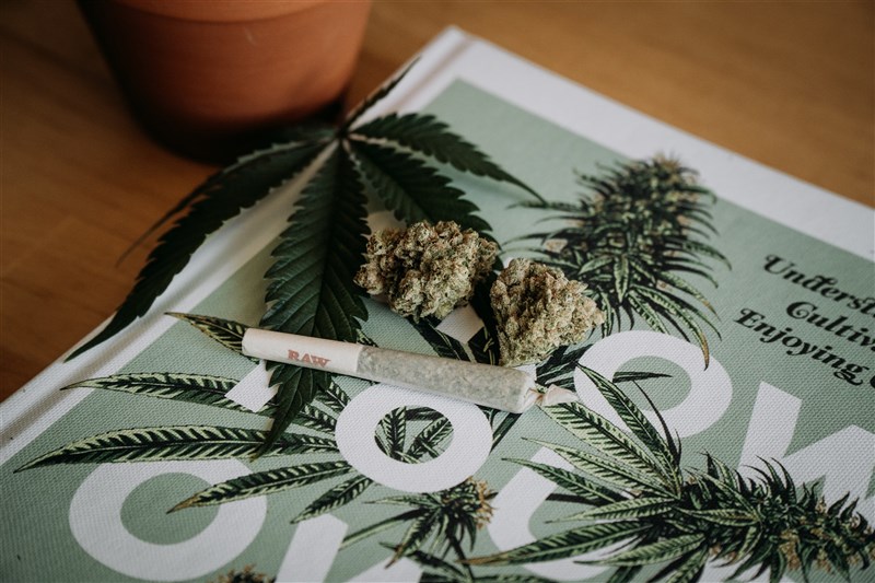 Uber宣布旗下Uber Eats在加拿大可以接受大麻訂單。(圖取自Unsplash圖庫)