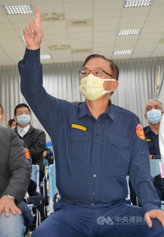 新北市新店槍擊案,警方查出黃嫌已出境潛逃至中國。新北市警局長黃宗仁(前)23日表示,犯嫌有計畫製造斷點,基層警力地毯式搜索尋獲作案車輛,並以生物跡證鑑定,才能查出嫌疑人。中央社記者黃旭昇新北攝 110年11月23日