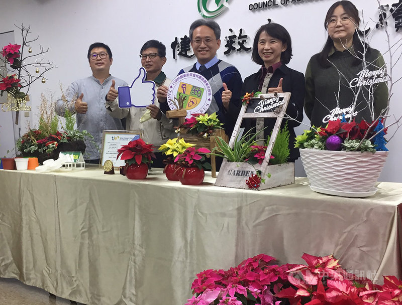 農委會桃園區農業改良場24日舉行記者會,發表小盆栽專用「底部灌溉栽培端盤」系統,能節水省工減病害,並表示12月初在台北希望廣場的花藝展售活動中,將會展出這款灌溉系統,歡迎民眾前往買花、參觀。中央社記者楊淑閔攝 110年11月24日