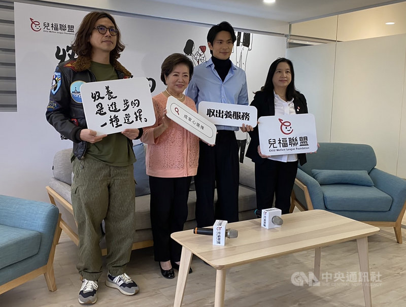為破除大眾對收養的傳統思維,兒福聯盟今年攜手金馬影后陳淑芳(左2)與金鐘視帝姚淳耀(右2)合體拍攝宣導片,並邀請知名廣告導演盧建彰(左)創作,共同推廣收出養理念。中央社記者吳欣紜攝 110年11月24日