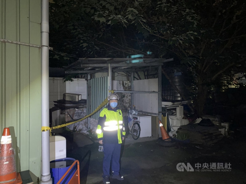 新北市汐止區福德一路23日深夜發生命案,40歲范姓男子懷疑妻子在外與人曖昧,憤而持刀刺死妻子,警方獲報後封鎖現場並展開偵辦。(翻攝照片)中央社記者王鴻國傳真 110年11月24日