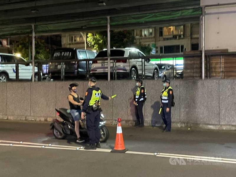 台北市警察局中山分局自11月防疫規定鬆綁迄今,已取締酒後駕車70件,除將持續加強酒駕取締外,也呼籲飲酒者可善用代駕服務。(翻攝照片)中央社記者黃麗芸傳真 110年11月24日