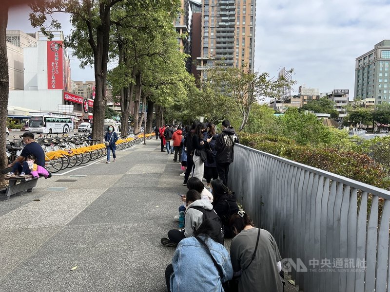 日本一蘭拉麵台中店24日開幕,上午的排隊人潮沿著秋紅谷外圍,從朝富路到市政北七路綿延至少300公尺。中央社記者郝雪卿攝 110年11月24日