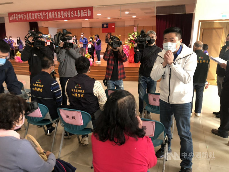 國民黨籍台中立委補選參選人顏寬恒(前右)24日出席110年沙鹿區愛鄰守護業務交流暨績優里隊及績優志工表揚活動,向現場民眾拱手打招呼。中央社記者趙麗妍攝 110年11月24日