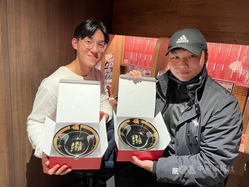日本一蘭拉麵台中店24日開幕,進場的前2名消費者從21日深夜11時就開始排隊,到上午10時共排隊59個小時,如願獲得限量拉麵碗,2人都說很值得。中央社記者郝雪卿攝 110年11月24日
