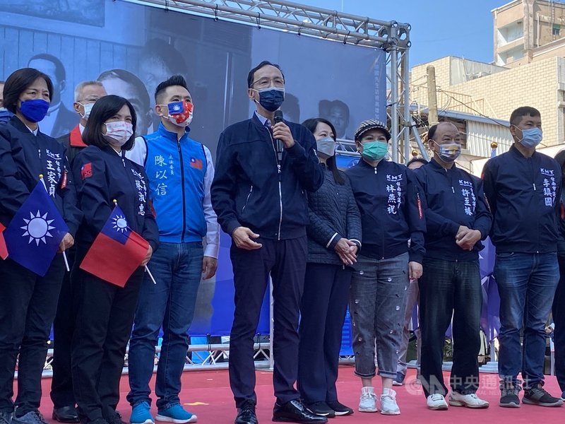 國民黨主席朱立倫(前左4)24日出席台南市永康區127週年黨慶活動,呼籲民眾支持同意12月18日投票的4大公投案。中央社記者張榮祥台南攝 110年11月24日